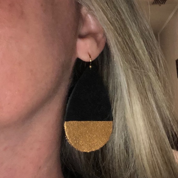 Black/gold leather teardrop shape earrings - Picture 3 of 3